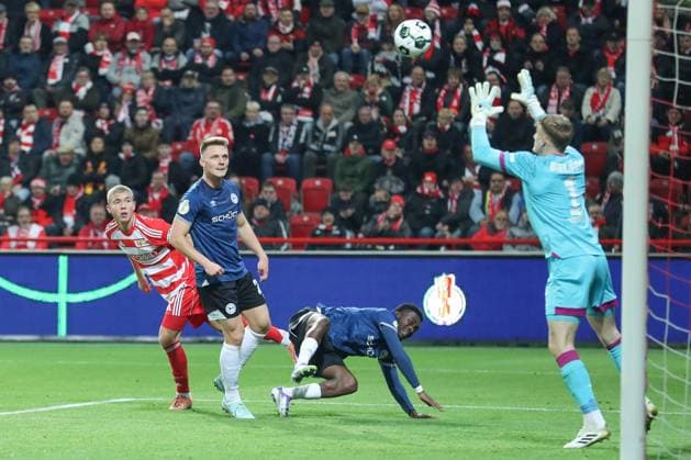 29.10.2025, xtgx, Fussball - DFB Pokal 2.Runde Union Berlin - Arminia Bielefeld emspor, v.l. Frederik Roennow (Rönnow, Union Berlin, 1) Parade, haelt den Ball, faengt den Ball, pariert von Paul Jaeckel (Union Berlin, 30) (DFL DFB REGULATIONS PROHIBIT ANY USE OF PHOTOGRAPHS as IMAGE SEQUENCES and or QUASI-VIDEO) Berlin