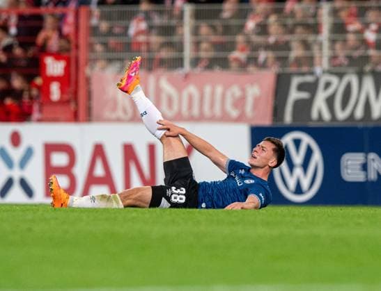 Fußball, Herren, Saison 2025 2026, DFB-Pokal (2. Runde), 1. FC Union Berlin - DSC Arminia Bielefeld, Marius Wörl (Bielefeld) mit Krämpfen am Boden, 29.10.2025, Copyright: xSebastianxRäppold MatthiasxKochx