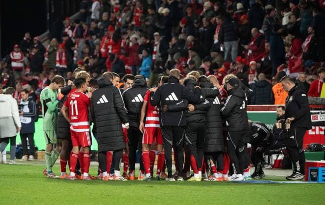 Fußball, Herren, Saison 2025 2026, DFB-Pokal (2. Runde), 1. FC Union Berlin - Arminia Bielefeld, Union bespricht sich in der Pause vor Beginn der Verlängerung, 29.10.2025, Copyright: xMatthiasxKochx