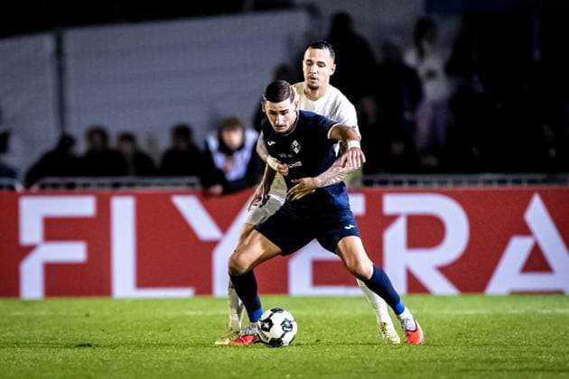 29.10.2025, Fussball, Saison 2025 2026, DFB-Pokal, Vöhlinstadion Illertissen, 2. Runde, FV Illertissen - 1. FC Magdeburg, v.lh. 21 Falko Michel (1. FC Magdeburg), 8 Milos Cocic (FV Illertissen) Illertissen Vöhlinstadion Bayern Deutschland xRHR-FOTO LFx Copyright: RHR-FOTOx RHR-FOTO LF