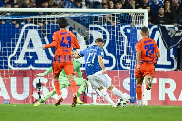 29.10.2025, Fussball, DFB-Pokal, 2. Runde, Saison 2025 2026, FC Schalke 04 - SV Darmstadt 98, Bartosz BiaÅ‚ek (SV Darmstadt) erzielt das Tor zum 4:0, xRHR-FOTO YYx Copyright: KROEGER RHR-FOTOx RHR-FOTO YY