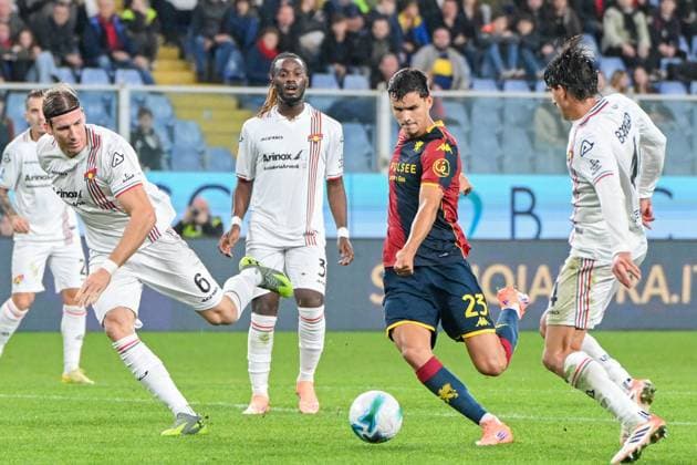 GenoaÕs Valentin Carboni makes an attempt to score during the Serie A soccer match between Genoa and Cremonese at the Luigi Ferraris Stadium in Genoa, Italy - Wednesday 29, October 19, 2025. - Soccer .  Copyright: xTanoxPecoraro LaPressex