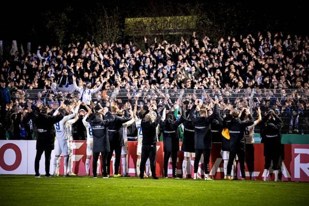 29.10.2025, Fussball, Saison 2025 2026, DFB-Pokal, Vöhlinstadion Illertissen, 2. Runde, FV Illertissen - 1. FC Magdeburg, Team Mannschaft FC Magdeburg nach Spielende vor den Fans Fanblock Gästeblock der mitgereisten FCM-Anhänger Illertissen Vöhlinstadion Bayern Deutschland xRHR-FOTO LFx Copyright: RHR-FOTOx RHR-FOTO LF