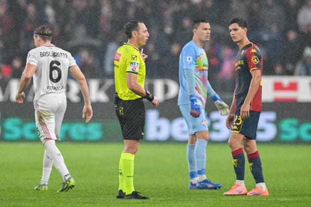 the referee during the Serie A soccer match between Genoa and Cremonese at the Luigi Ferraris Stadium in Genoa, Italy - Wednesday 29, October 19, 2025. - Soccer .  Copyright: xTanoxPecoraro LaPressex