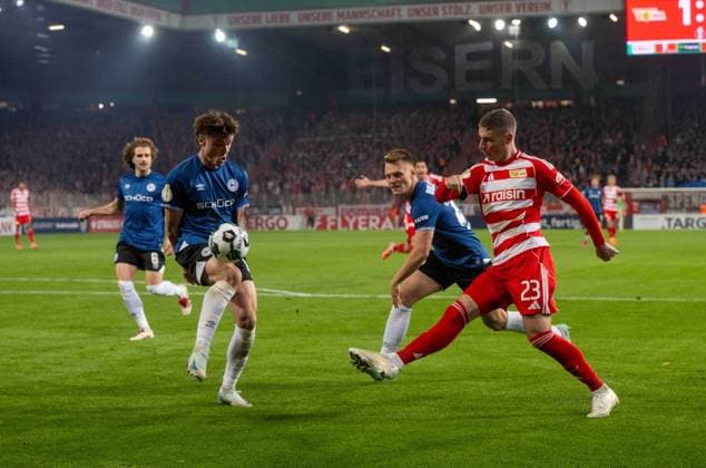 Fußball, Herren, Saison 2025 2026, DFB-Pokal (2. Runde), 1. FC Union Berlin - Arminia Bielefeld, v. l. Maximilian Großer (Arminia Bielefeld), Leon Schneider (Arminia Bielefeld), Andrej Ilic (1. FC Union Berlin), 29.10.2025, Copyright: xMatthiasxKochx