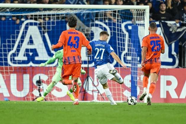 29.10.2025, Fussball, DFB-Pokal, 2. Runde, Saison 2025 2026, FC Schalke 04 - SV Darmstadt 98, Bartosz BiaÅ‚ek (SV Darmstadt) erzielt das Tor zum 4:0, xRHR-FOTO YYx Copyright: KROEGER RHR-FOTOx RHR-FOTO YY
