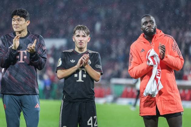 Fußball DFB-Pokal 2. Runde 1. FC Köln - FC Bayern München am 29.10.2025 im RheinEnergieStadion in Köln Min-jae Kim ( München ), links - Lennart Karl ( München ), mitte - Dayot Upamecano ( München ), rechts - feiern den Sieg nach dem spiel DFB regulations prohibit any use of photographs as image sequences and or quasi-video.