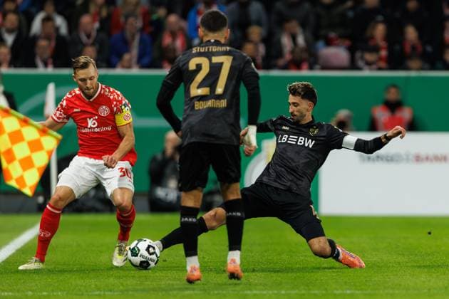 Silvan Dominic Widmer (FSV Mainz 05) im Zweikampf mit Atakan Karazor (VFB Stuttgart), FSV Mainz 05 vs VFB Stuttgart, Fussball, DFB Pokal, 2. Runde, Saison 2025 2026, 29.10.2025 DFB regulations prohibit any use of photographs as image sequences and or quasi-video. FSV Mainz 05 vs VFB Stuttgart, Fussball, DFB Pokal, 2. Runde, Saison 2025 2026, 29.10.2025 Copyright: xEibner-Pressefoto AlexanderxNeisx EP_ANS