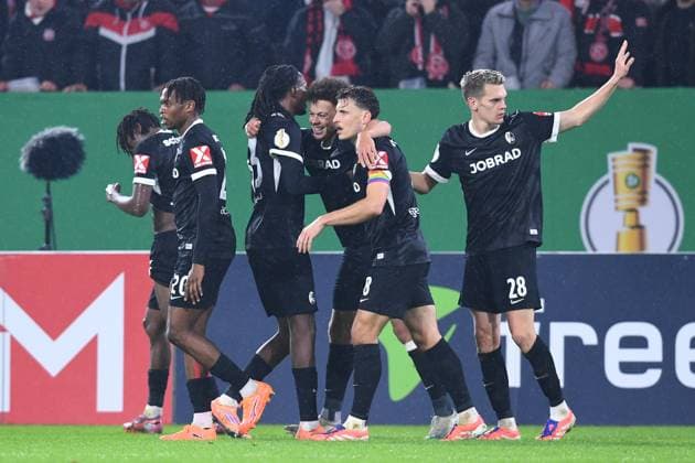 Fußball DFB-Pokal 2. Runde Fortuna Düsseldorf - SC Freiburg am 29.10.2025 in der Merkur Spiel-Arena in Düsseldorf Torjubel zum 1:3 durch Derry Scherhant ( Freiburg ) DFB regulations prohibit any use of photographs as image sequences and or quasi-video.