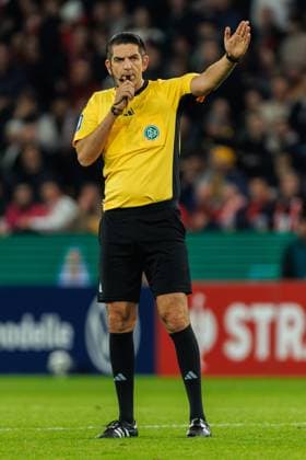 Schiedsrichter Deniz Aytekin (Oberasbach), FSV Mainz 05 vs VFB Stuttgart, Fussball, DFB Pokal, 2. Runde, Saison 2025 2026, 29.10.2025 DFB regulations prohibit any use of photographs as image sequences and or quasi-video. FSV Mainz 05 vs VFB Stuttgart, Fussball, DFB Pokal, 2. Runde, Saison 2025 2026, 29.10.2025 Copyright: xEibner-Pressefoto AlexanderxNeisx EP_ANS