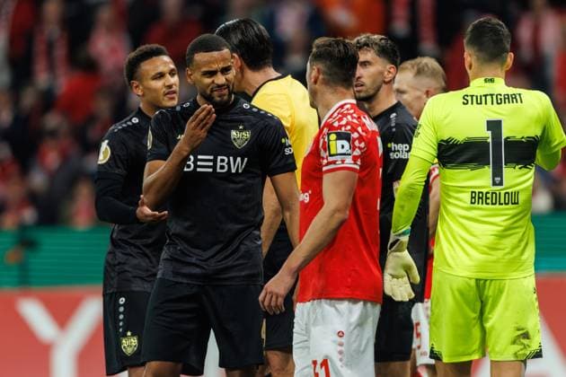 Josha Vagnoman (VFB Stuttgart) diskutiert mit Dominik Kohr (FSV Mainz 05), FSV Mainz 05 vs VFB Stuttgart, Fussball, DFB Pokal, 2. Runde, Saison 2025 2026, 29.10.2025 DFB regulations prohibit any use of photographs as image sequences and or quasi-video. FSV Mainz 05 vs VFB Stuttgart, Fussball, DFB Pokal, 2. Runde, Saison 2025 2026, 29.10.2025 Copyright: xEibner-Pressefoto AlexanderxNeisx EP_ANS