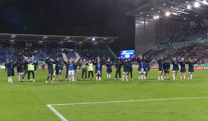 29.10.2025, xblx, Fussball DFB Pokal 2.Runde, SV Darmstadt 98 - FC Schalke 04 v.l. Darmstadt feiert feiern den Sieg mit den Fans (DFL DFB REGULATIONS PROHIBIT ANY USE OF PHOTOGRAPHS as IMAGE SEQUENCES and or QUASI-VIDEO) Darmstadt