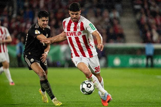 GER, DFB-Pokal 2. Runde, 1. FC Köln vs FC Bayern München Muenchen 29.10.2025, RheinEnergieSTADION, Köln, GER, DFB-Pokal 2. Runde, 1. FC Köln vs FC Bayern München Muenchen im Bild: Zweikampf zwischen Cenk Özkacar Oezkacar (1. FC Köln Koeln, 39) und Aleksandar PavloviÄ‡ Pavlovic (FC Bayern München Muenchen, 45)