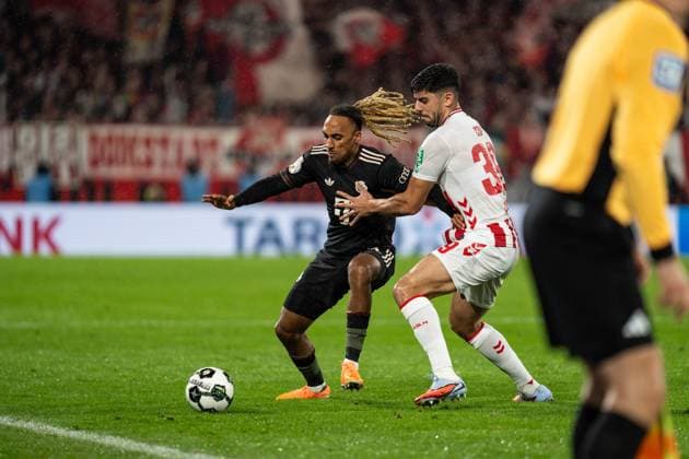 GER, DFB-Pokal 2. Runde, 1. FC Köln vs FC Bayern München Muenchen 29.10.2025, RheinEnergieSTADION, Köln, GER, DFB-Pokal 2. Runde, 1. FC Köln vs FC Bayern München Muenchen im Bild: Zweikampf zwischen Sacha Boey (FC Bayern München Muenchen, 23) und Cenk Özkacar Oezkacar (1. FC Köln Koeln, 39)