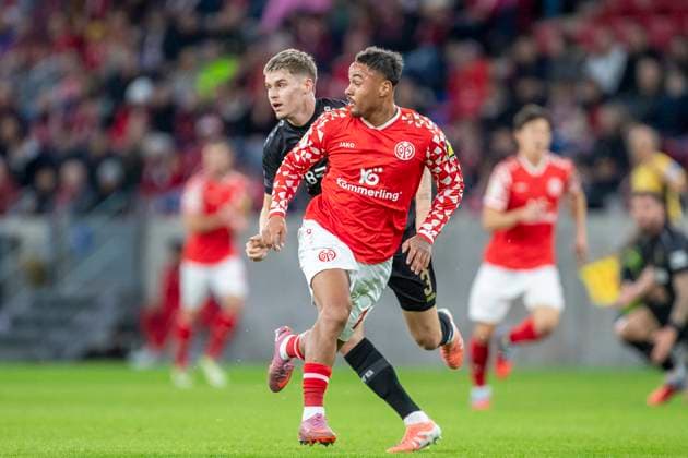 GER, Mainz, Fußball, DFB-Pokal, 2. Hauptrunde, FSV Mainz 05 vs. VFB Stuttgart im Bild v.l.: Armindo Sieb (FSV Mainz 05 11), Ramon Hendriks (VFB Stuttgart 03), Laufduell 29.10.2025, MEWA-Arena Mainz DFB REGULATIONS PROHIBIT ANY USE OF PHOTOGRAPHS AS IMAGE SEQUENCES AND OR QUASI-VIDEO, Copyright: HMBxMedia PaulxFritz
