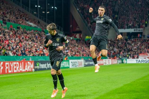 GER, Mainz, Fußball, DFB-Pokal, 2. Hauptrunde, FSV Mainz 05 vs. VFB Stuttgart im Bild v.l.: Atakan Karazor (VFB Stuttgart 16), Bilal El Khannouss (VFB Stuttgart 11), Torjubel 29.10.2025, MEWA-Arena Mainz DFB REGULATIONS PROHIBIT ANY USE OF PHOTOGRAPHS AS IMAGE SEQUENCES AND OR QUASI-VIDEO, Copyright: HMBxMedia PaulxFritz