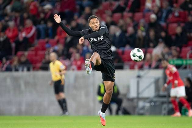 GER, Mainz, Fußball, DFB-Pokal, 2. Hauptrunde, FSV Mainz 05 vs. VFB Stuttgart im Bild v.l.: Nikolas Nartey (VFB Stuttgart 28), Aktion mit Ball 29.10.2025, MEWA-Arena Mainz DFB REGULATIONS PROHIBIT ANY USE OF PHOTOGRAPHS AS IMAGE SEQUENCES AND OR QUASI-VIDEO, Copyright: HMBxMedia PaulxFritz