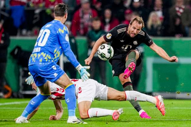 COLOGNE, GERMANY - OCTOBER 29: Harry Kane of Bayern Munchen shoots at goal and scores the second goal and passing the 1.FC Koln goalkeeper Ron-Robert Zieler during the DFB Cup match between 1. FC Koln and FC Bayern Munchen at RheinEnergieStadion on October 29, 2025 in Cologne, Germany. (Photo by Rene Nijhuis) SPO  Copyright: xRenexNijhuis