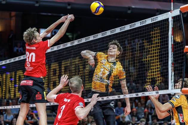 29.10.25, Berlin, Volleyball: 1.Bundesliga, Maenner, 3. Spieltag, BR Volleys - SV Warnemuende, Max-Schmeling-Halle. Jan Wawrzyniak (SV Warnemuende) spielt den Ball gegen den Block von Arthur Wehner (Berlin Volleys). BR Volleys - SV Warnemuende