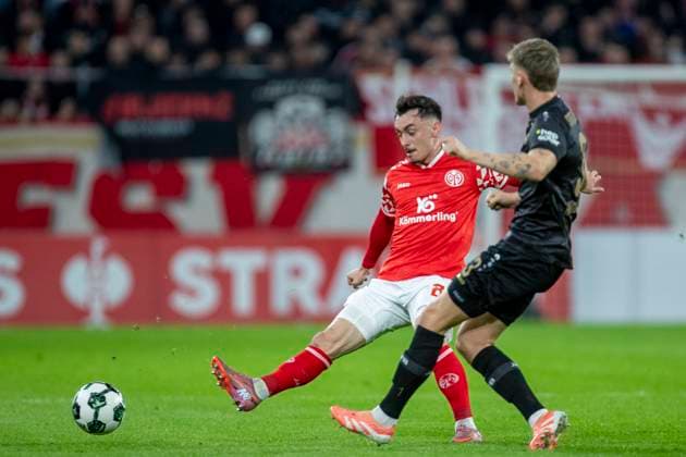 GER, Mainz, Fußball, DFB-Pokal, 2. Hauptrunde, FSV Mainz 05 vs. VFB Stuttgart im Bild v.l.: Paul Nebel (FSV Mainz 05 08), Ramon Hendriks (VFB Stuttgart 03), Zweikampf 29.10.2025, MEWA-Arena Mainz DFB REGULATIONS PROHIBIT ANY USE OF PHOTOGRAPHS AS IMAGE SEQUENCES AND OR QUASI-VIDEO, Copyright: HMBxMedia PaulxFritz