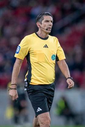 GER, Mainz, Fußball, DFB-Pokal, 2. Hauptrunde, FSV Mainz 05 vs. VFB Stuttgart im Bild v.l.: Deniz Aytekin (Schiedsrichter) 29.10.2025, MEWA-Arena Mainz DFB REGULATIONS PROHIBIT ANY USE OF PHOTOGRAPHS AS IMAGE SEQUENCES AND OR QUASI-VIDEO, Copyright: HMBxMedia PaulxFritz