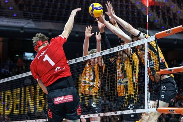 29.10.25, Berlin, Volleyball: 1.Bundesliga, Maenner, 3. Spieltag, BR Volleys - SV Warnemuende, Max-Schmeling-Halle. Soeren Schroeder (SV Warnemuende) spielt den Ball gegen den Block aus Fedor Ivanov (Berlin Volleys),Nehemiah Mote (Berlin Volleys) undNolan Flexen (Berlin Volleys). BR Volleys - SV Warnemuende