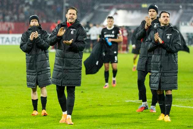 DFB Pokal, Fortuna Duesseldorf vs. SC Freiburg, 29.10.2025 DUESSELDORF, GERMANY - OCTOBER 29: Niklas Beste (SC Freiburg, 19), Christian Guenter (SC Freiburg, 30), Igor Matanovic (SC Freiburg, 31) and Nicolas Hoefler (SC Freiburg, 27) celebrating in front of the away fans after the DFB Pokal match between Fortuna Duesseldorf and SC Freiburg in the second round of DFB Pokal at Merkur-Spiel-Arena on October 29, 2025 in Duesseldorf, Germany. DFL regulations prohibit any use of photographs as image sequences and or quasi-video Copyright: xBEAUTIFULxSPORTS Meuselx