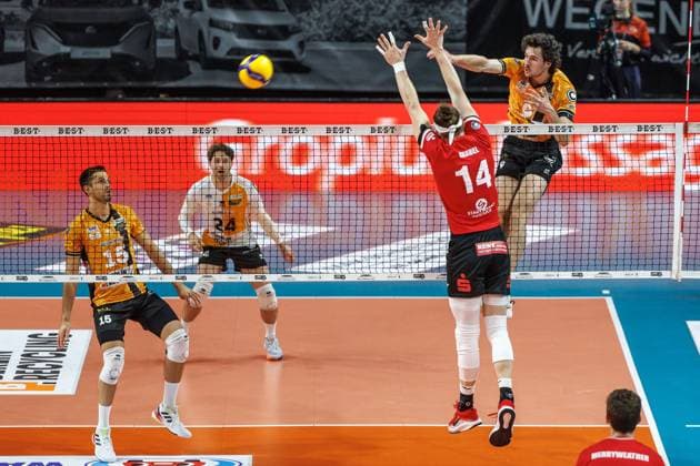 29.10.25, Berlin, Volleyball: 1.Bundesliga, Maenner, 3. Spieltag, BR Volleys - SV Warnemuende, Max-Schmeling-Halle. +v9 spielt den Ball über das Netz. BR Volleys - SV Warnemuende