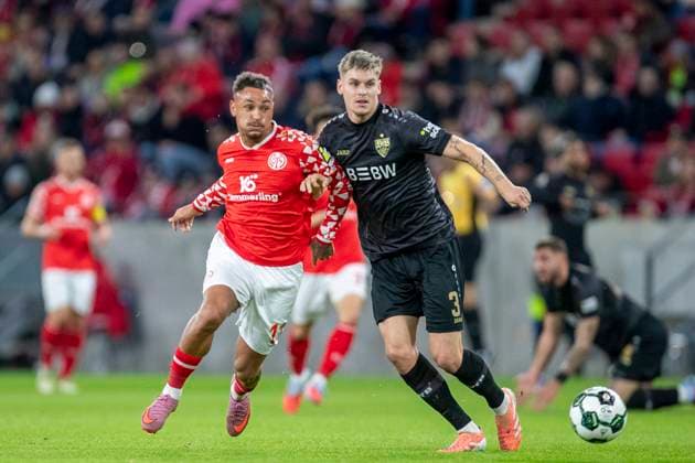GER, Mainz, Fußball, DFB-Pokal, 2. Hauptrunde, FSV Mainz 05 vs. VFB Stuttgart im Bild v.l.: Armindo Sieb (FSV Mainz 05 11), Ramon Hendriks (VFB Stuttgart 03), Zweikampf 29.10.2025, MEWA-Arena Mainz DFB REGULATIONS PROHIBIT ANY USE OF PHOTOGRAPHS AS IMAGE SEQUENCES AND OR QUASI-VIDEO, Copyright: HMBxMedia PaulxFritz