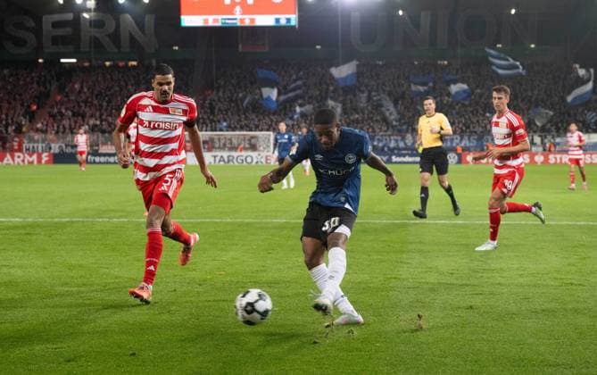 Fußball, Herren, Saison 2025 2026, DFB-Pokal (2. Runde), 1. FC Union Berlin - Arminia Bielefeld, v. l. Danilho Doekhi (1. FC Union), Chance Isaiah Young (Arminia Bielefeld), 29.10.2025, Copyright: xMatthiasxKochx