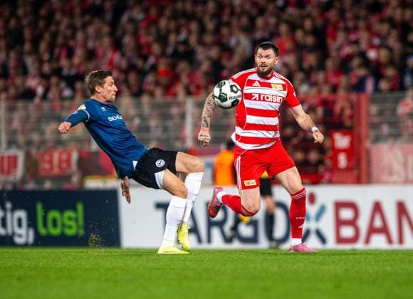 Fußball, Herren, Saison 2025 2026, DFB-Pokal (2. Runde), 1. FC Union Berlin - DSC Arminia Bielefeld, v. l. Arne Sicker (Bielefeld), Oliver Burke (1. FC Union Berlin), 29.10.2025, Copyright: xSebastianxRäppold MatthiasxKochx