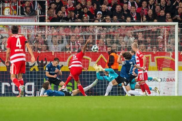 Fußball, Herren, Saison 2025 2026, DFB-Pokal (2. Runde), 1. FC Union Berlin - DSC Arminia Bielefeld, Danilho Doekhi (1. FC Union Berlin) erzielt das Tor zum 2:1 gegen Leon Schneider (Bielefeld), Torhüter Jonas Kersken (Bielefeld), Mael Corboz (Bielefeld) und Arne Sicker (Bielefeld), 29.10.2025, Copyright: xSebastianxRäppold MatthiasxKochx