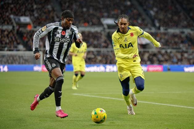 29th October 2025; St James Park, Newcastle, England; EFL Carabao Cup Football, Newcastle United versus Tottenham Hotspur; Anthony Elanga of Newcastle United runs passed Djed Spence of Tottenham Hotspur  CraigxCowan