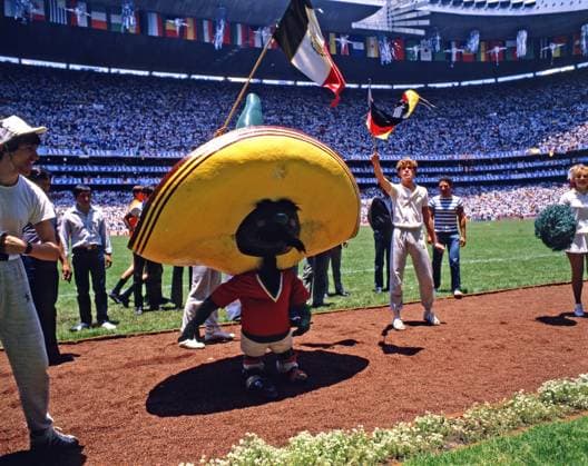 31.05.86 Bulgarien - Italien Mexiko, Mexiko-Stadt, 31.05.1986, Fussball, FIFA WM 1986 in Mexiko, Eröffnungsspiel, Bulgarien - Italien (1:1): Maskottchen Pique. *** 31 05 86 Bulgaria Italy Mexico, Mexico City, 31 05 1986, Soccer, FIFA World Cup 1986 in Mexico, Opening match, Bulgaria Italy 1 1 Mascot Pique