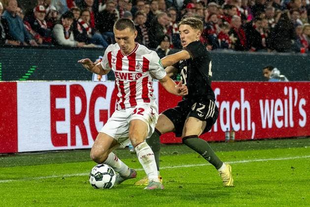 29.10.2025, Fussball: DFB Pokal, Saison 2025 2026, 2. Runde, 1. FC Koeln vs. FC Bayern Muenchen im RheinEnergie Stadion in Koeln. Zweikampf zwischen Kristoffer Lund Hansen (1. FC Koeln, 32) und Lennart Karl (FC Bayern Muenchen, 42). Wichtiger Hinweis: Gemaess den Vorgaben der DFL Deutsche Fussball Liga bzw. des DFB Deutscher Fussball-Bund ist es untersagt, in dem Stadion und oder vom Spiel angefertigte Fotoaufnahmen in Form von Sequenzbildern und oder videoaehnlichen Fotostrecken zu verwerten bzw. verwerten zu lassen. Foto: Kirchner-Media Thomas Haesler Copyright: xKirchner-Media ThomasxHaeslerx