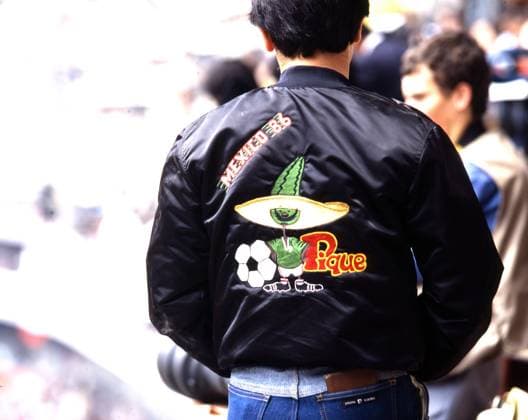 31.05.86 Bulgarien - Italien Mexiko, Mexiko-Stadt, 31.05.1986, Fussball, FIFA WM 1986 in Mexiko, Eröffnungsspiel, Bulgarien - Italien (1:1): Fans Zuschauer auf der Tribüne im Azteken Stadion Feaute Lederjacke Mexiko 86 Maskottchen Pique. *** 31 05 86 Bulgaria Italy Mexico, Mexico City, 31 05 1986, Football, FIFA World Cup 1986 in Mexico, opening match, Bulgaria Italy 1 1 fans spectators in the stands at the Aztec Stadium Feaute leather jacket Mexico 86 mascot Pique