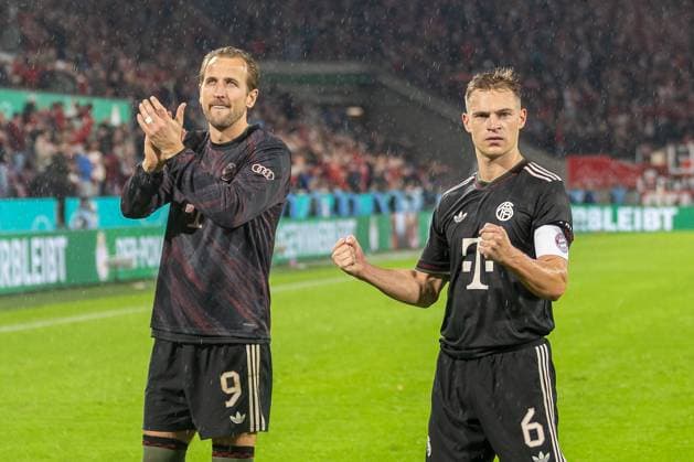 29.10.2025, Fussball: DFB Pokal, Saison 2025 2026, 2. Runde, 1. FC Koeln vs. FC Bayern Muenchen im RheinEnergie Stadion in Koeln. Harry Kane (FC Bayern Muenchen, 09) und Joshua Kimmich (FC Bayern Muenchen, 06) bejubeln den Sieg vor ihrer Fankurve. Wichtiger Hinweis: Gemaess den Vorgaben der DFL Deutsche Fussball Liga bzw. des DFB Deutscher Fussball-Bund ist es untersagt, in dem Stadion und oder vom Spiel angefertigte Fotoaufnahmen in Form von Sequenzbildern und oder videoaehnlichen Fotostrecken zu verwerten bzw. verwerten zu lassen. Foto: Kirchner-Media Thomas Haesler Copyright: xKirchner-Media ThomasxHaeslerx