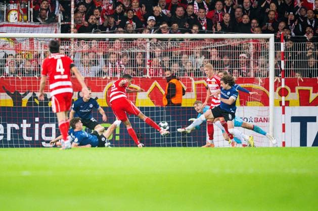 30.10.2025 - Fußball, 2025 2026, 2. Hauptrunde, 1. FC Union Berlin - DSC Arminia Bielefeld: (M) Danilho Doekhi (Union Berlin) macht das Tor zum 2:1 vor Jonas Kersken (Bielefeld) DFB REGULATIONS PROHIBIT ANY USE OF PHOTOGRAPHS AS IMAGE SEQUENCES AND OR QUASI-VIDEO.