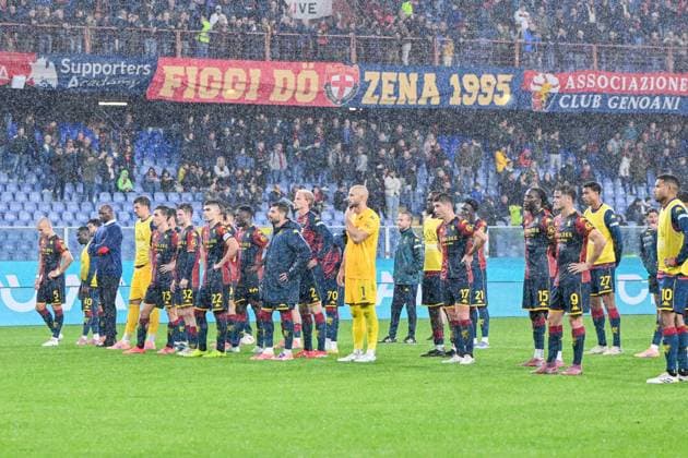 GenoaÕs players at the end of the match during the Serie A soccer match between Genoa and Cremonese at the Luigi Ferraris Stadium in Genoa, Italy - Wednesday 29, October 19, 2025. - Soccer .  Copyright: xTanoxPecoraro LaPressex