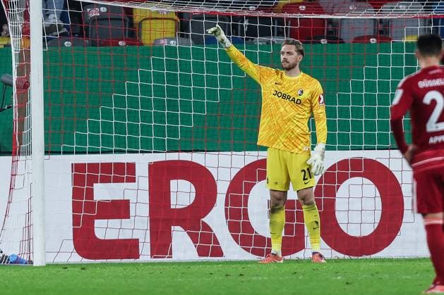 Fussball, DFB-Pokal Saison 2025 2026 2. Runde Fortuna Düsseldorf - SC Freiburg 29.10.2025, MERKUR SPIEL-ARENA Florian Müller (SC Freiburg, 21) Düsseldorf MERKUR SPIEL-ARENA Nordrhein-Westfalen Deutschland