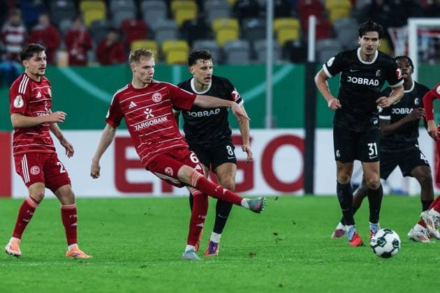 Fussball, DFB-Pokal Saison 2025 2026 2. Runde Fortuna Düsseldorf - SC Freiburg 29.10.2025, MERKUR SPIEL-ARENA Tim Breithaupt (Fortuna Düsseldorf, 6) Maximilian Eggestein (SC Freiburg, 8) Düsseldorf MERKUR SPIEL-ARENA Nordrhein-Westfalen Deutschland