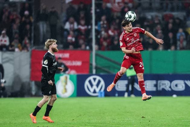Fussball, DFB-Pokal Saison 2025 2026 2. Runde Fortuna Düsseldorf - SC Freiburg 29.10.2025, MERKUR SPIEL-ARENA Niklas Beste (SC Freiburg, 19) Florent Muslija (Fortuna Düsseldorf, 24) Düsseldorf MERKUR SPIEL-ARENA Nordrhein-Westfalen Deutschland
