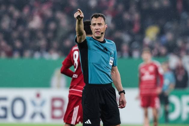 Fussball, DFB-Pokal Saison 2025 2026 2. Runde Fortuna Düsseldorf - SC Freiburg 29.10.2025, MERKUR SPIEL-ARENA Felix Zwayer (Schiedsrichter) Düsseldorf MERKUR SPIEL-ARENA Nordrhein-Westfalen Deutschland