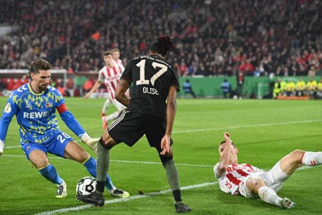 Michael OLISE (M) gegen Torwart Ron-Robert ZIELER (K) und Kristoffer LUND (K) Aktion, Zweikampf, Fussball, DFB Pokal, 2.Hauptrunde, 1. FC Koeln - FC Bayern Muenchen 1-4 am 29.10.2025 im Rhein-Energie-Stadion Koeln Deutschland. DFL regulations prohibit any use of photographs as image sequences and or quasi-video Â