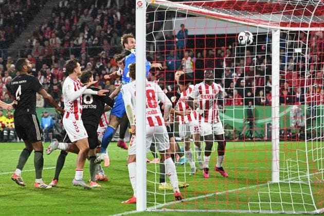 Harry KANE (M) erzielt per Kopfball das Tor zum 1-3, Fussball, DFB Pokal, 2.Hauptrunde, 1. FC Koeln - FC Bayern Muenchen 1-4 am 29.10.2025 im Rhein-Energie-Stadion Koeln Deutschland. DFL regulations prohibit any use of photographs as image sequences and or quasi-video Â