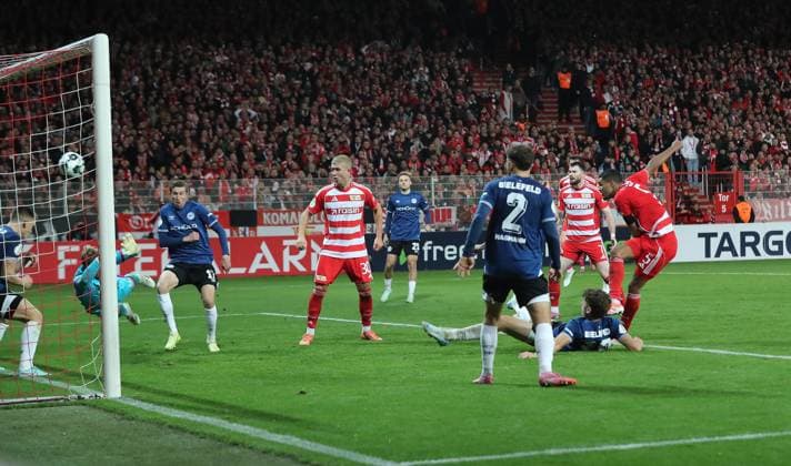 Danilho Doekhi erzielt das Tor zum 2:1 Fußball Fussball DFB Pokal 2.Runde Herren Saison 2025 2026 29.10.2025 1.FC Union Berlin FCU vs. DSC Arminia Bielefeld DFL regulations prohibit any use of photographs as image sequences and or quasi-video.