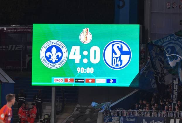 29.10.2025, xblx, Fussball DFB Pokal 2.Runde, SV Darmstadt 98 - FC Schalke 04 v.l. Anzeigetafel, Tafel mit dem Endergebnis, Ergebnis 4:0 (DFL DFB REGULATIONS PROHIBIT ANY USE OF PHOTOGRAPHS as IMAGE SEQUENCES and or QUASI-VIDEO) Darmstadt