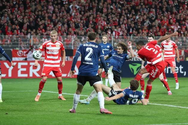29.10.2025, xtgx, Fussball - DFB Pokal 2.Runde Union Berlin - Arminia Bielefeld emspor, v.l. Tor zum 2:1 durch Danilho Doekhi (Union Berlin, 5) (DFL DFB REGULATIONS PROHIBIT ANY USE OF PHOTOGRAPHS as IMAGE SEQUENCES and or QUASI-VIDEO) Berlin