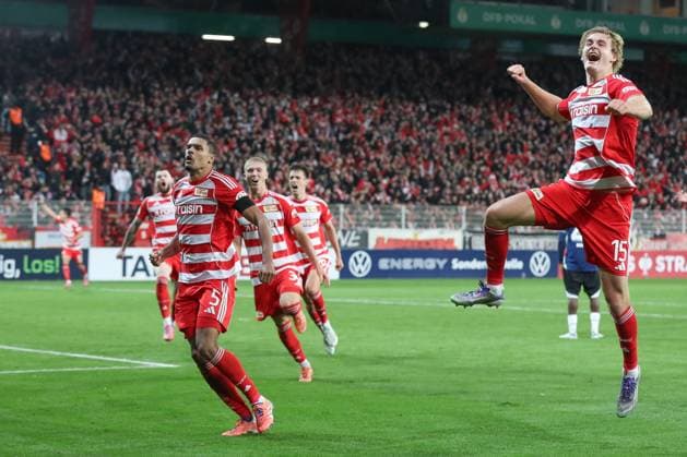 29.10.2025, xtgx, Fussball - DFB Pokal 2.Runde Union Berlin - Arminia Bielefeld emspor, v.l. Jubel nach dem 2:1 durch Danilho Doekhi (Union Berlin, 5) (DFL DFB REGULATIONS PROHIBIT ANY USE OF PHOTOGRAPHS as IMAGE SEQUENCES and or QUASI-VIDEO) Berlin