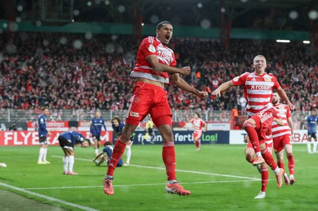 29.10.2025, xtgx, Fussball - DFB Pokal 2.Runde Union Berlin - Arminia Bielefeld emspor, v.l. Jubel nach dem 2:1 durch Danilho Doekhi (Union Berlin, 5) (DFL DFB REGULATIONS PROHIBIT ANY USE OF PHOTOGRAPHS as IMAGE SEQUENCES and or QUASI-VIDEO) Berlin